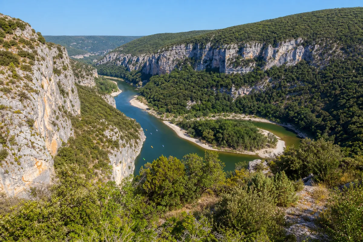 Illustration : Que faire en Ardèche : saut, canoë, via ferrata et spéléo