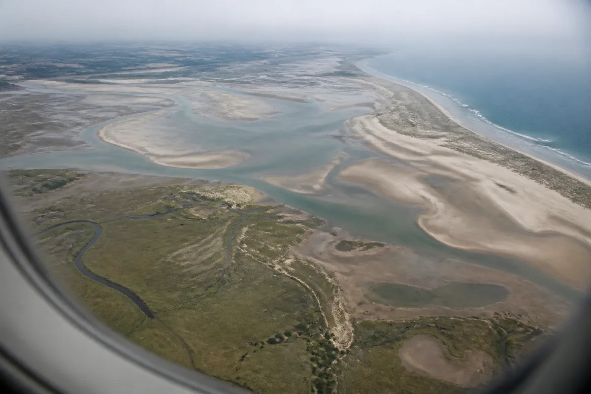 Vue aérienne du littoral de la Baie de Somme depuis un avion de largage