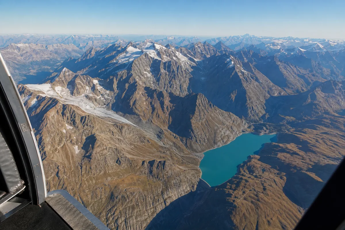 Vue aérienne du massif des Écrins enneigé depuis un avion de parachutisme