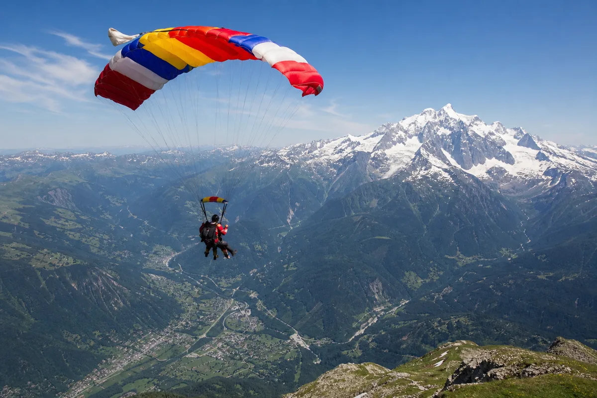 Illustration : Saut en parachute en montagne : les plus beaux sommets